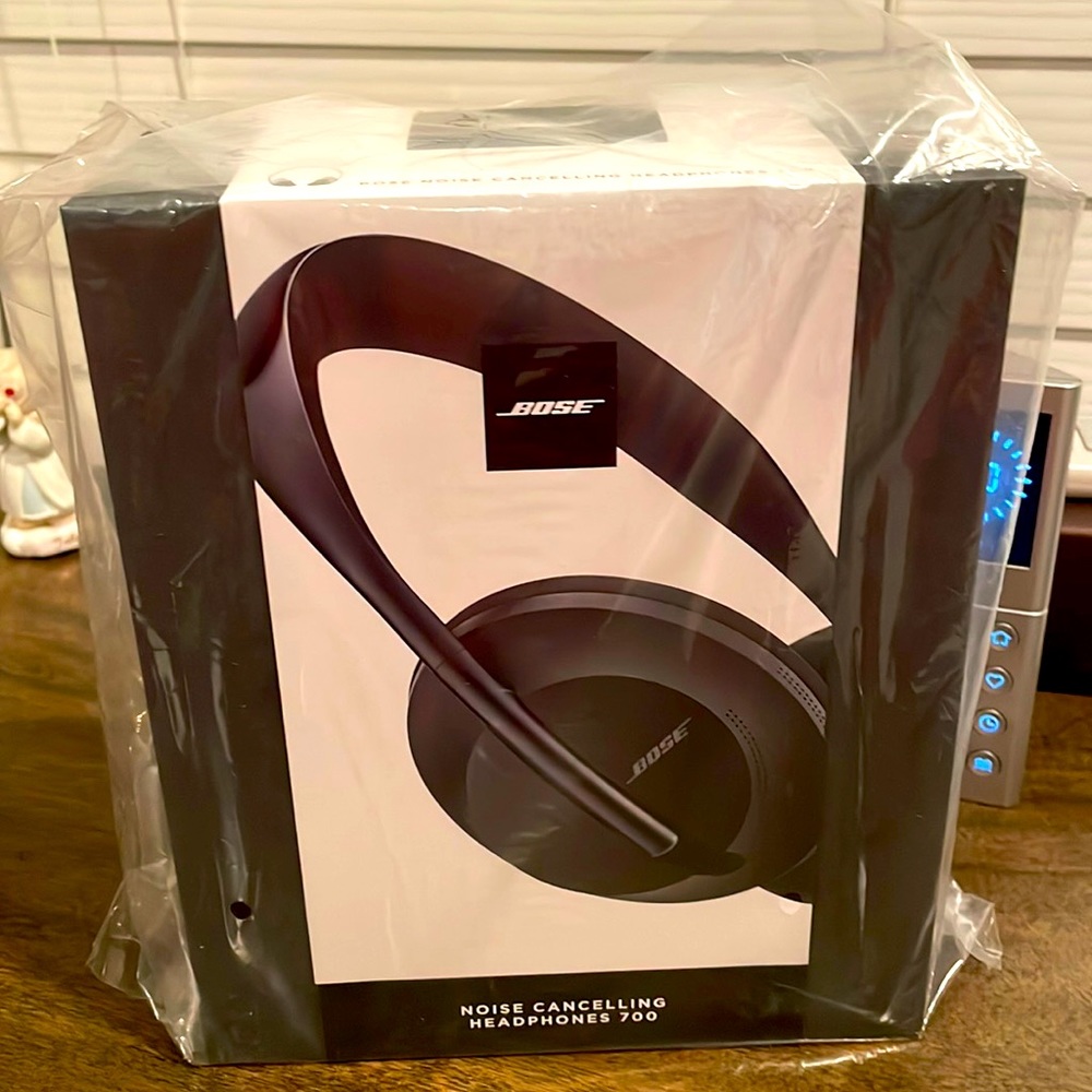 Brand New Bose Noise Cancelling Headphone 700